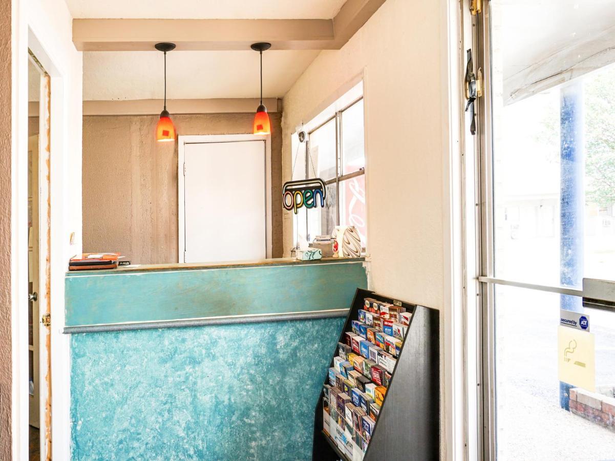 Oyo Hotel Austin Street Giddings Esterno foto