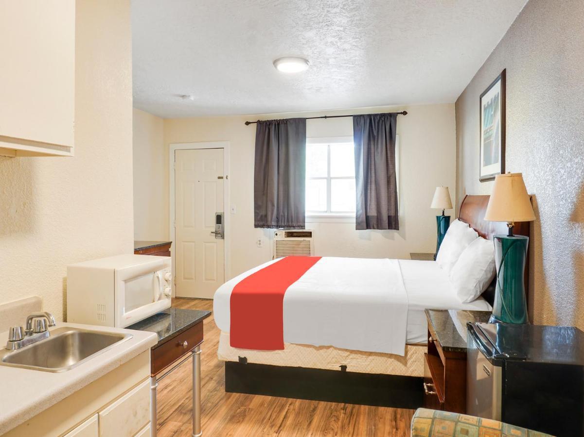 Oyo Hotel Austin Street Giddings Esterno foto