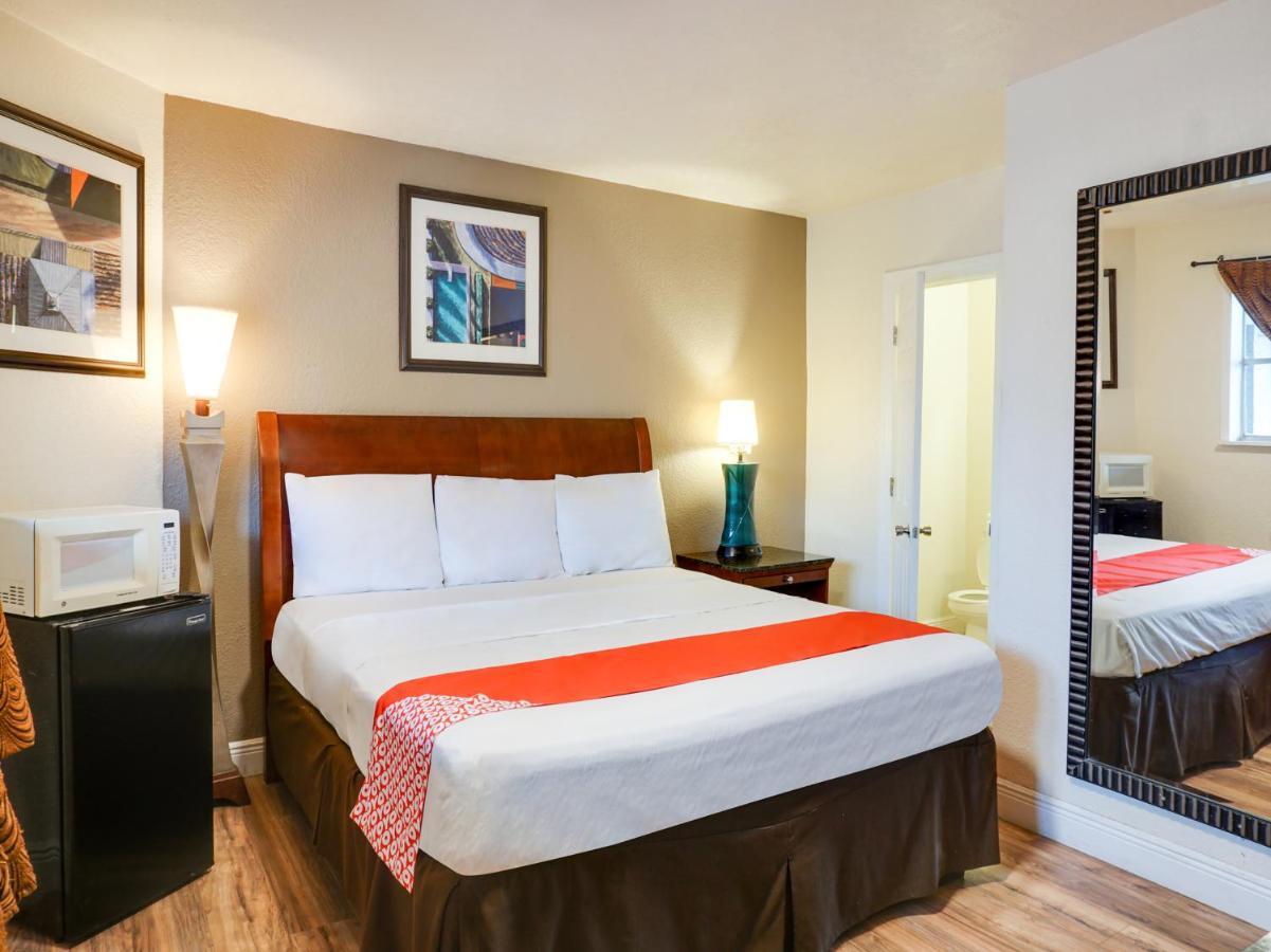 Oyo Hotel Austin Street Giddings Esterno foto