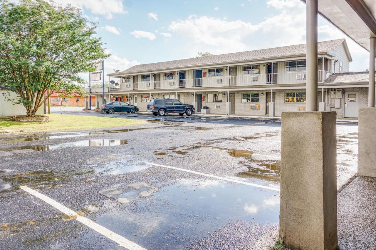 Oyo Hotel Austin Street Giddings Esterno foto