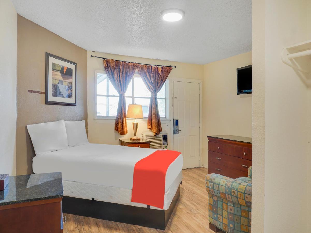 Oyo Hotel Austin Street Giddings Esterno foto