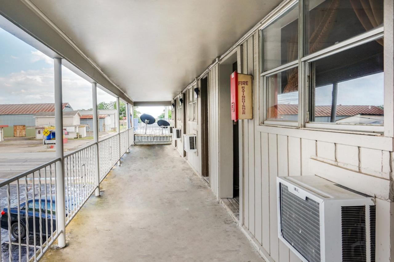 Oyo Hotel Austin Street Giddings Esterno foto