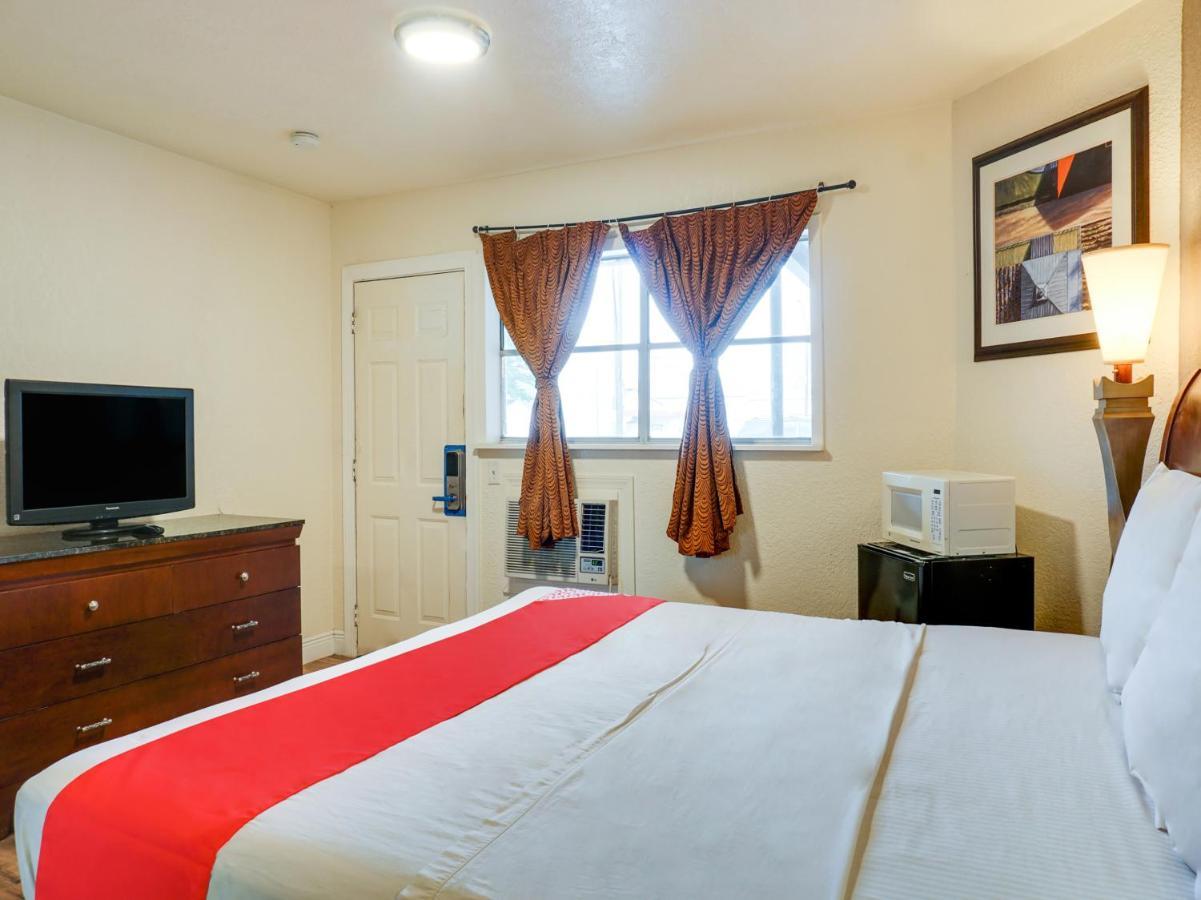 Oyo Hotel Austin Street Giddings Esterno foto