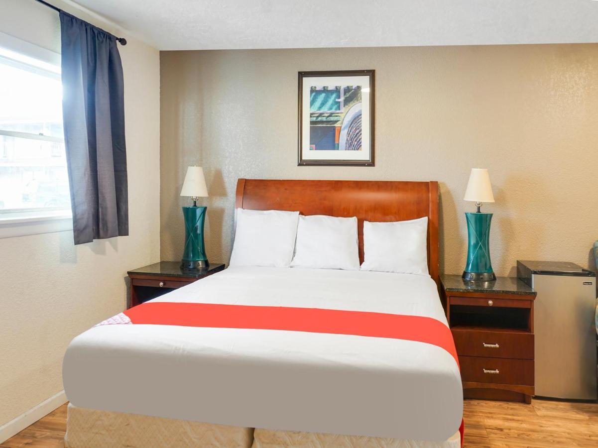 Oyo Hotel Austin Street Giddings Esterno foto