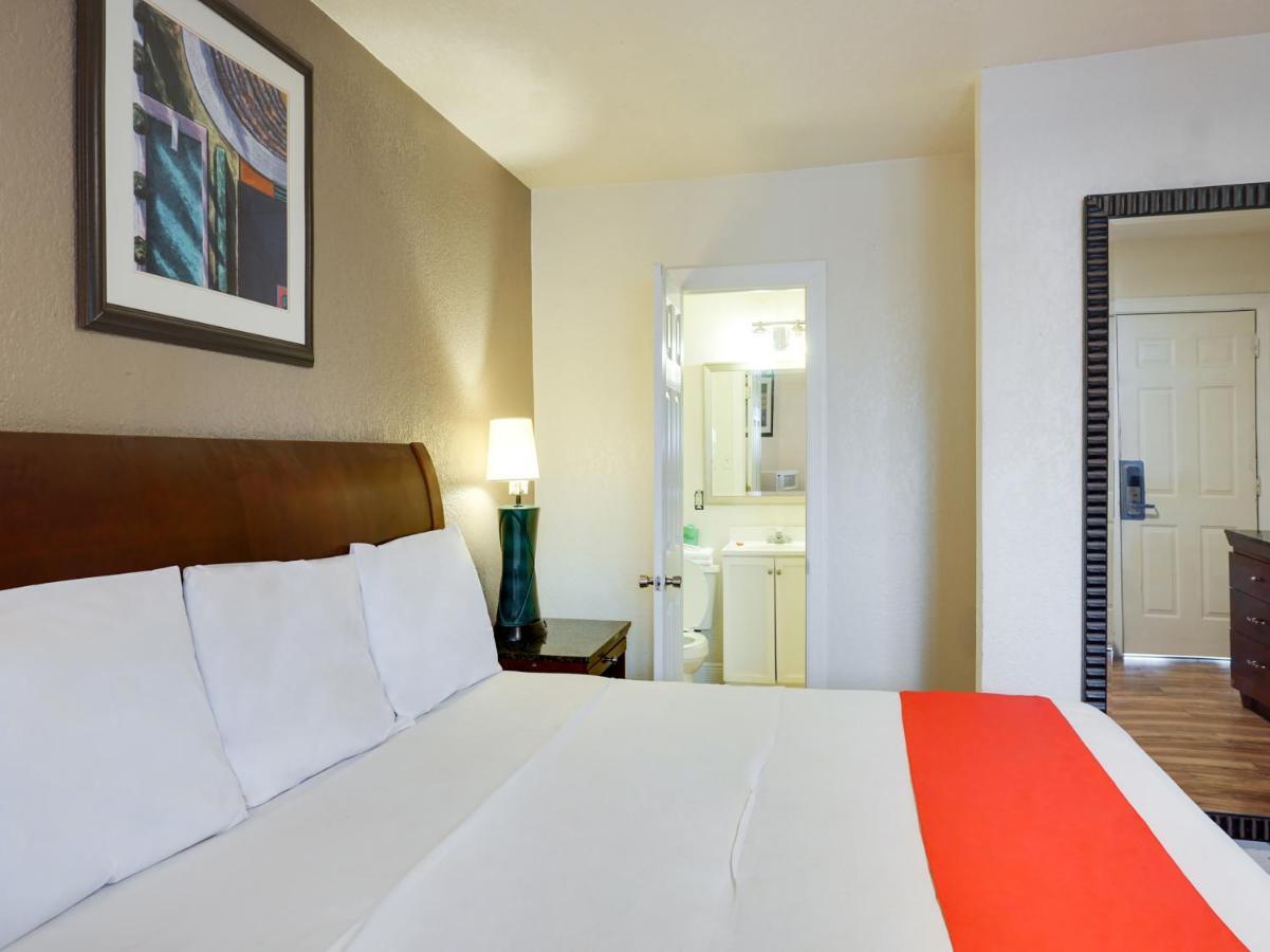 Oyo Hotel Austin Street Giddings Esterno foto