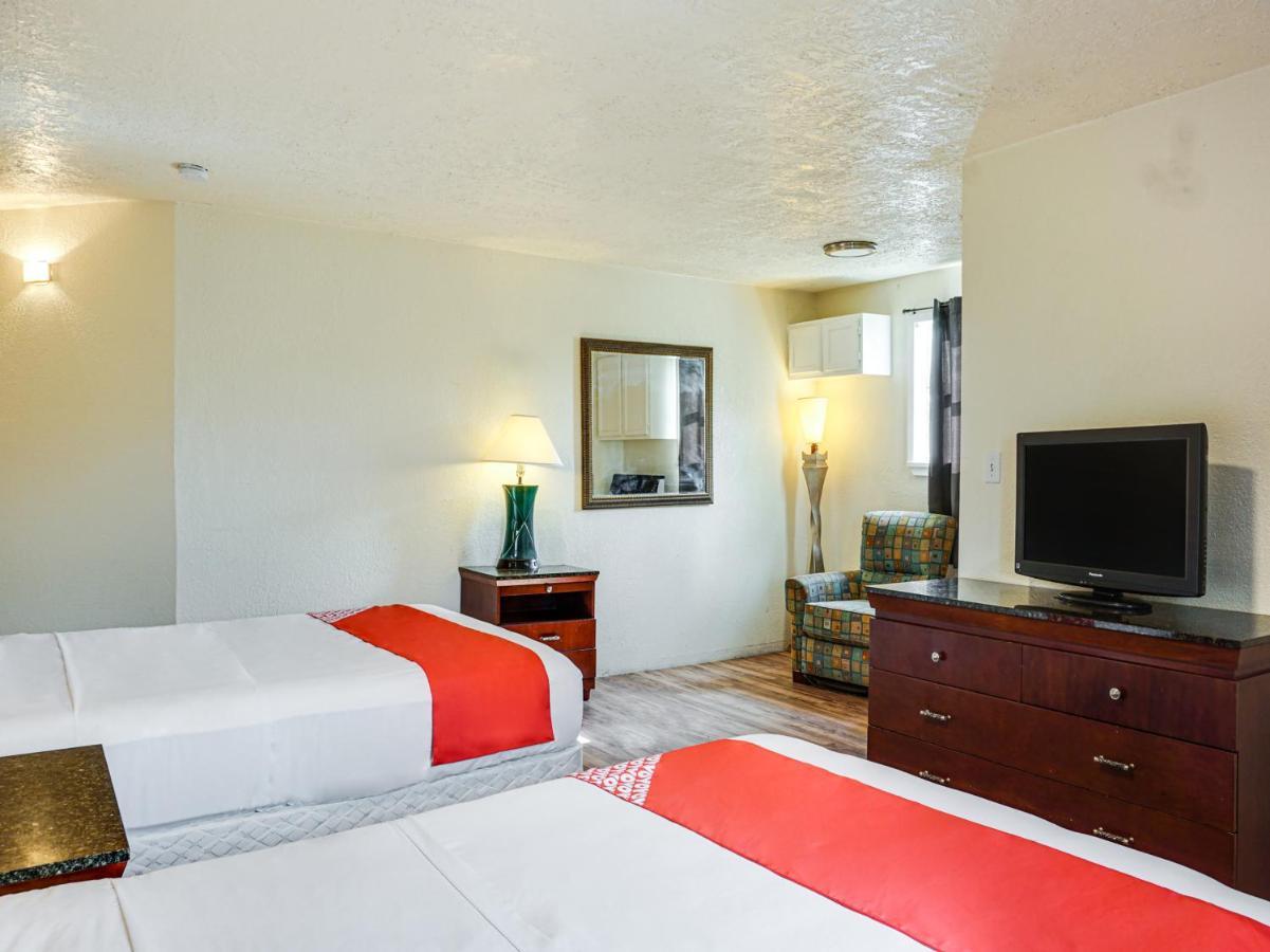 Oyo Hotel Austin Street Giddings Esterno foto