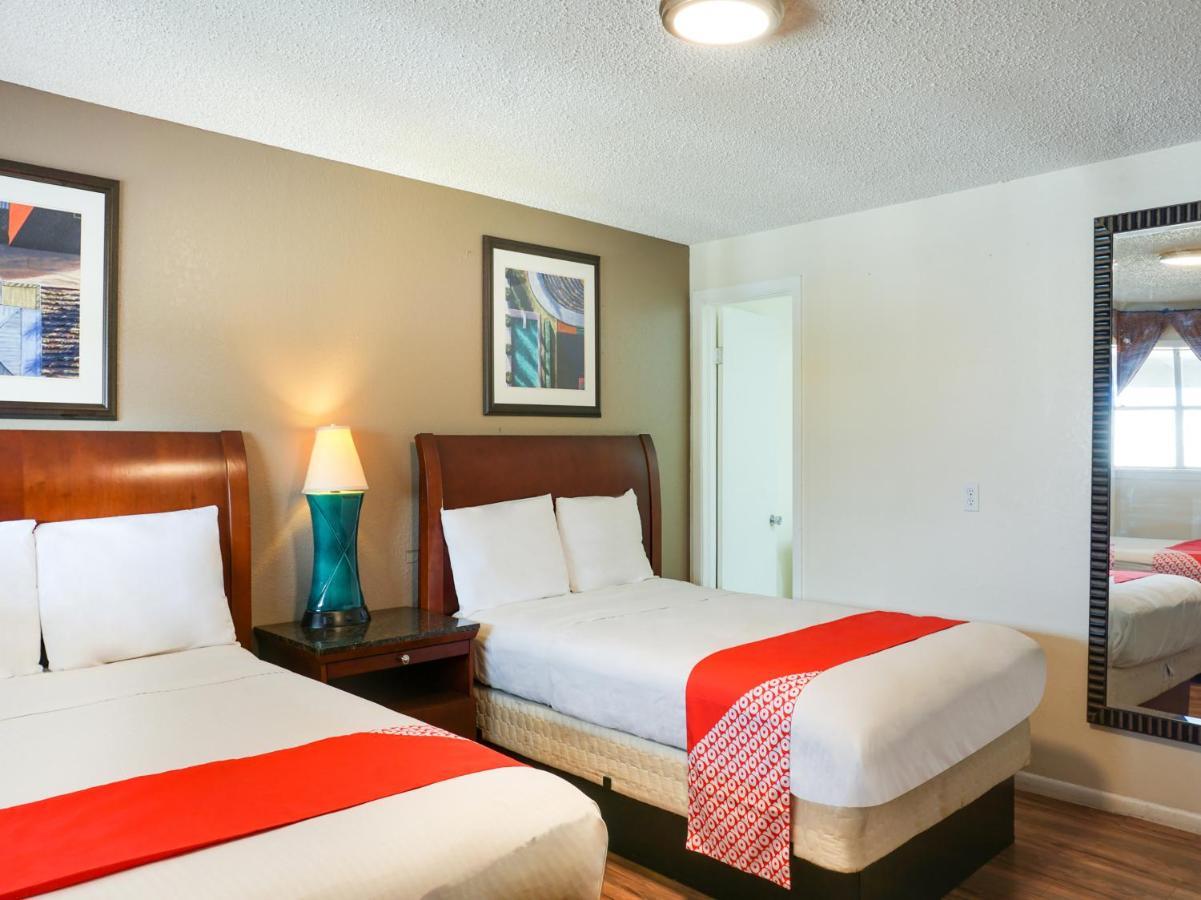 Oyo Hotel Austin Street Giddings Esterno foto