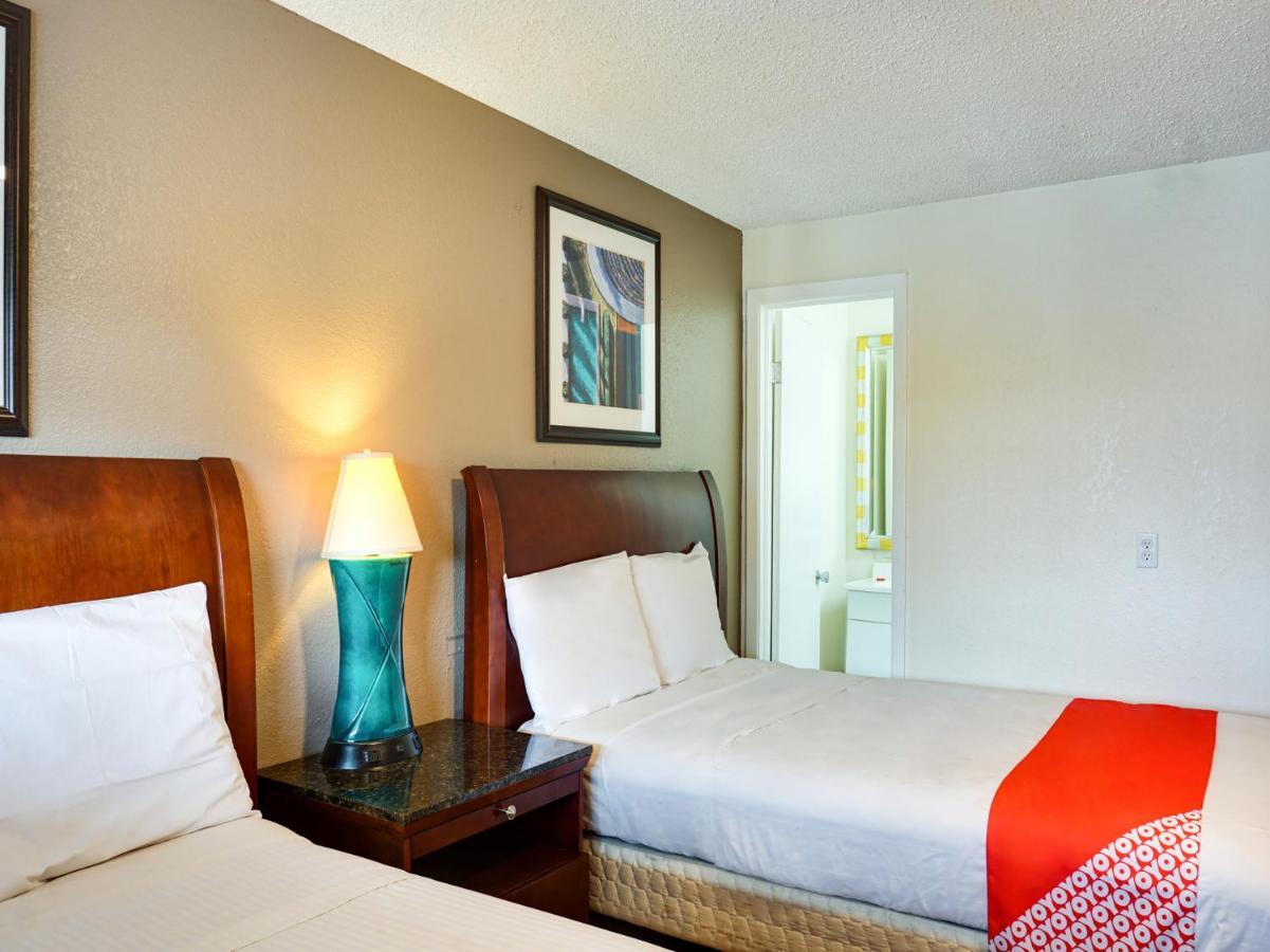 Oyo Hotel Austin Street Giddings Esterno foto
