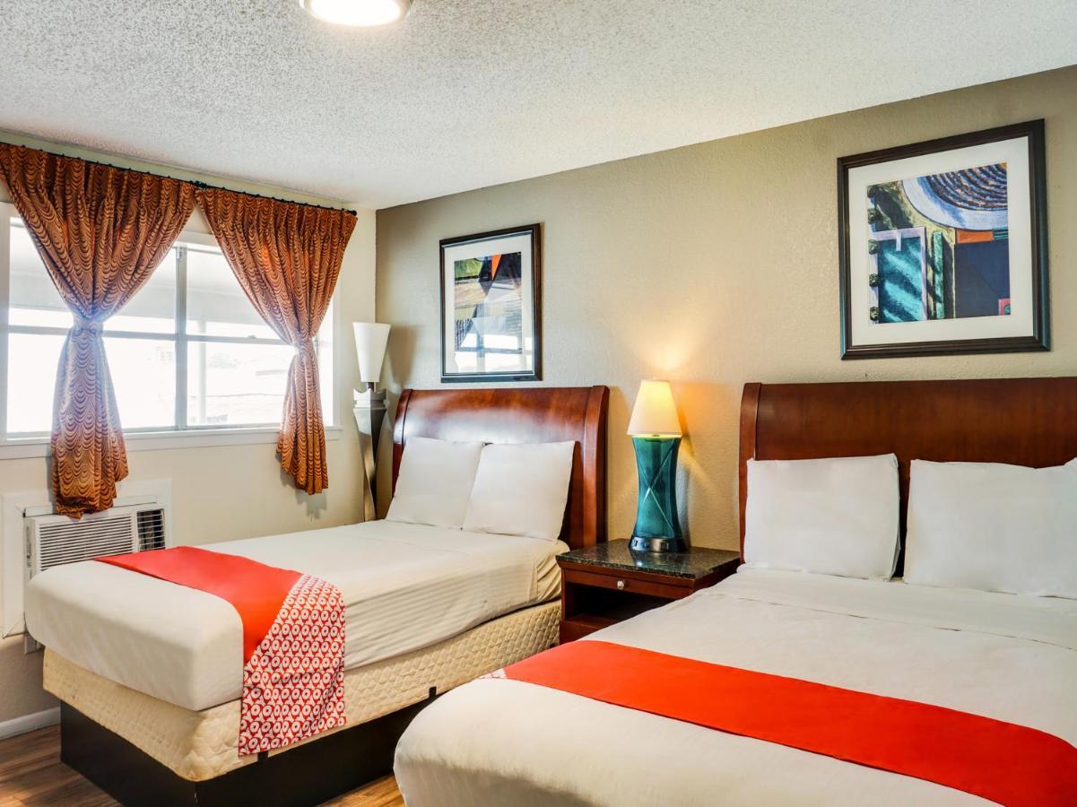 Oyo Hotel Austin Street Giddings Esterno foto